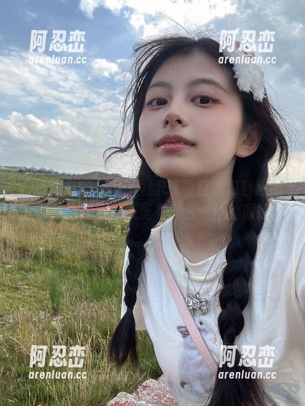 一边翻51今日吃瓜官网的爆料一边喝茶，心里有那么一丝丝期待。