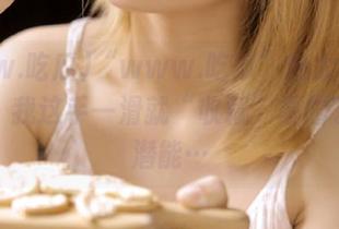 “www.吃瓜”也太会卖瓜了吧！我这手一滑就“收藏”暴露了我的潜能…