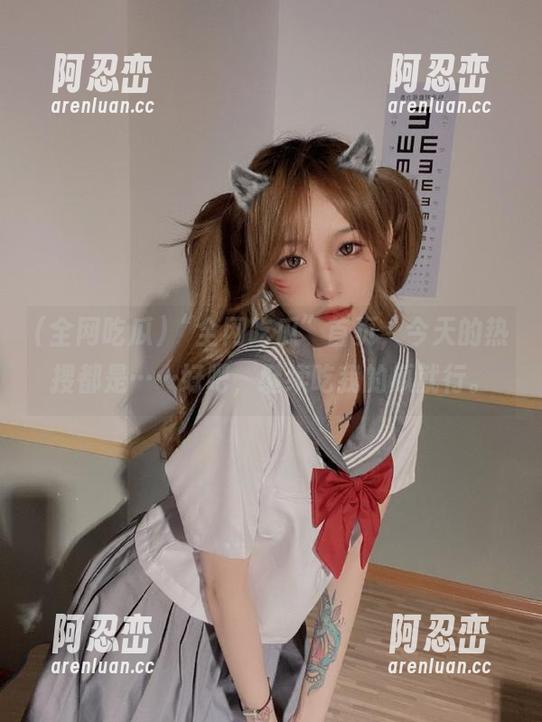 “全网吃瓜”首页，今天的热搜都是……好吧，继续吃我的瓜就行。