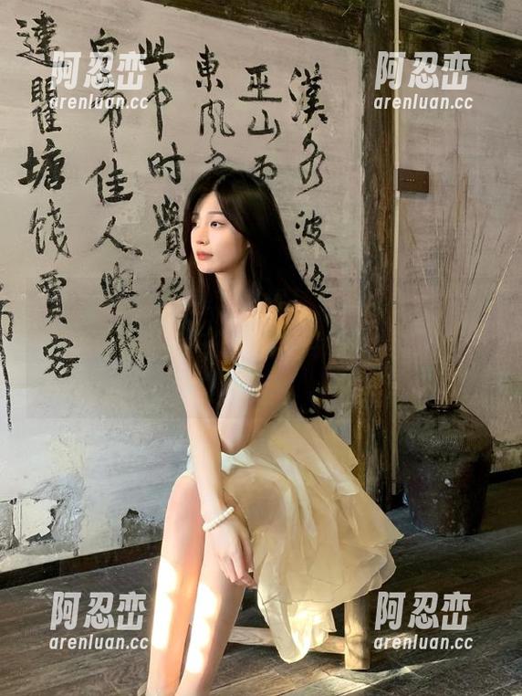 暧昧发现！“黑料吃瓜网”发布了个超级热的瓜，连我家猫都过来偷看了！