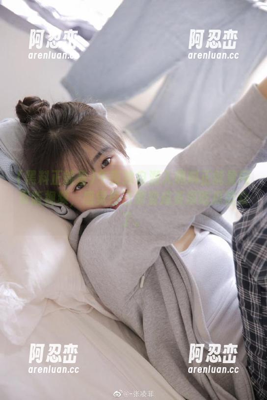 午夜独自潜入黑料正能量网页版视频，感觉自己要变成资深吃瓜群众了。